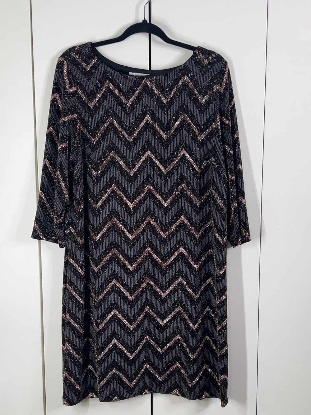 SANDRA DARREN Plus Size 14 Black and Gold  Chevron Print Knee Length